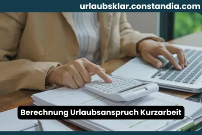 Berechnung Urlaubsanspruch Kurzarbeit mit Taschenrechner, Laptop und Arbeitsunterlagen