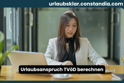 Urlaubsanspruch TVöD berechnen mit Mitarbeiterin am Arbeitsplatz und Laptop